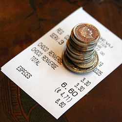 Bruni Readers to New York: Take It From Tourists, End Tipping