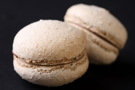 Ooh baby, sesame macarons.