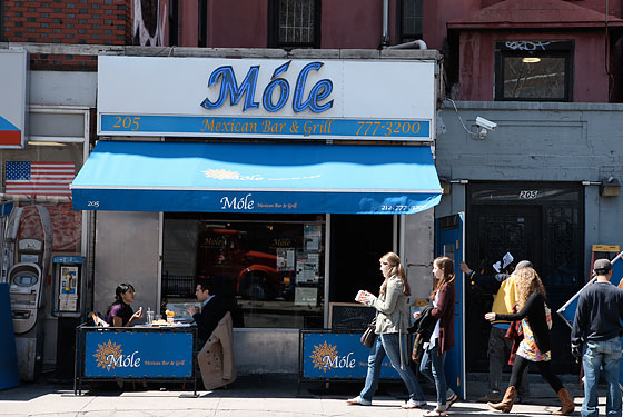 Móle Debuts Cutest Little Sidewalk Café