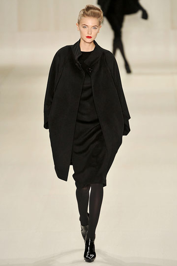 Elie Saab Fall 2009 RTW :  black dress modern style cocktail