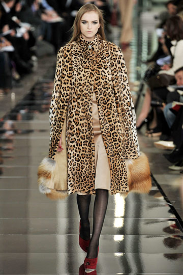 Valentino Fall 2009 RTW :  luxe womens fashion modern style