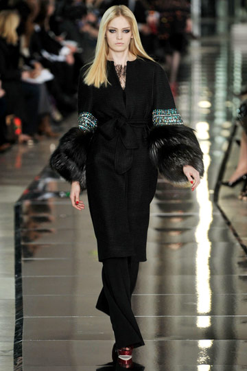 Valentino Fall 2009 RTW :  luxe womens fashion modern style