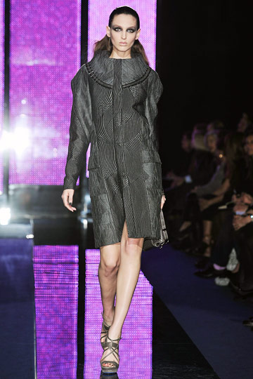 Versace Fall 2009 RTW :  luxe womens fashion modern style