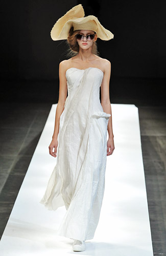 Fashion Week - New York Magazine - Designers, Photos, Trends, and News :  full length spring 2009 strapless white