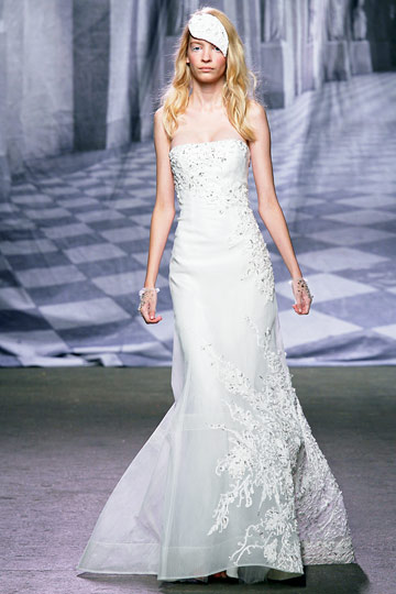 http://images.nymag.com/fashion/fashionshows/2010/spring/main/newyork/bridalrunway/moniquelhuillier/images/15.jpg