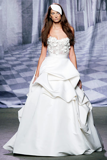 http://images.nymag.com/fashion/fashionshows/2010/spring/main/newyork/bridalrunway/moniquelhuillier/images/20.jpg