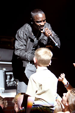 Akon Confesses: ‘I Drink Shirley Temples All the Time’