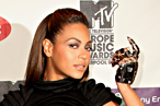 Allegedly Average People Are Wearing Beyoncé’s Metal Glove to Restaurants