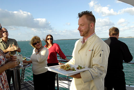 Dale distributes hors d'oeuvre to the beautiful people on last night's Top Chef.