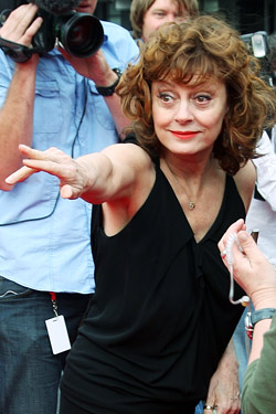 Newly Single Sarandon Drinks Tequila; Simpson Sisters Dine Together