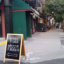 Grimaldi’s Customers Undaunted by Conflicting Sign