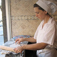 Halabi making Druze pita.