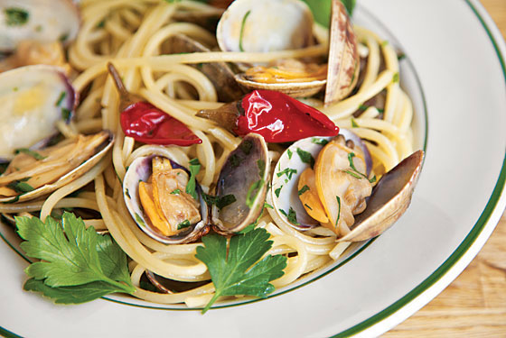 Porsena's spaghettini with clams.