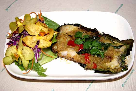 
Grilled red snapper in banana leaves with Thai herbs, onion, lemon leaves and fresh basil.