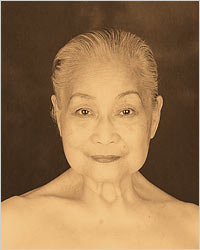 Alex&#39;s grandmother <b>Lola Santos</b>, 81, with the face that nature gave her. - newface051219_200b